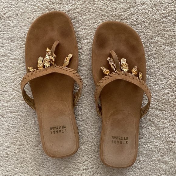 Stuart Weitzman cashew suede leather flip flops with gold shoe charms, 6.5 - Picture 10 of 11